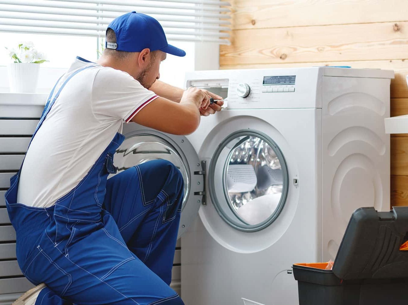 Técnico del servicio técnico FAGOR reparando electrodoméstico en Segovia